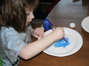 paper-plate-snow-globe-step1.jpg