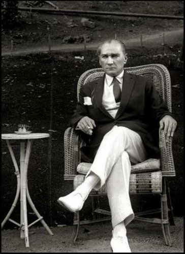 GBHYRV-ataturk-orman-cifliginde-dinlenirken-posteri.jpg